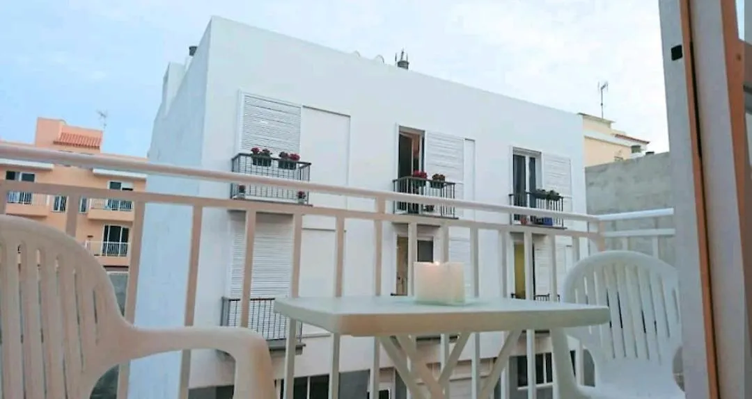 Cozy Apartment + Parking Playa San Juan 吉亚德索拉
